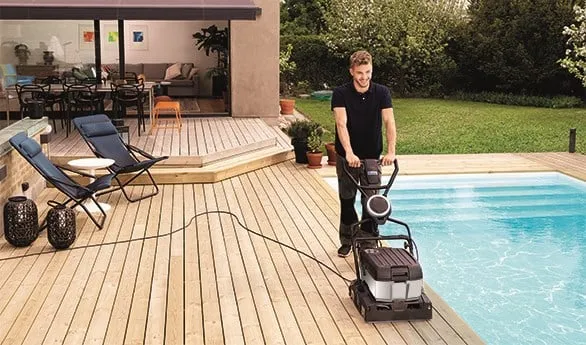 Machine Bona Power Scrubber sur terrasse en bois