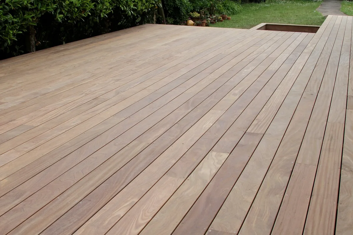 Terrasse bois exotique grisé avec patine argentée