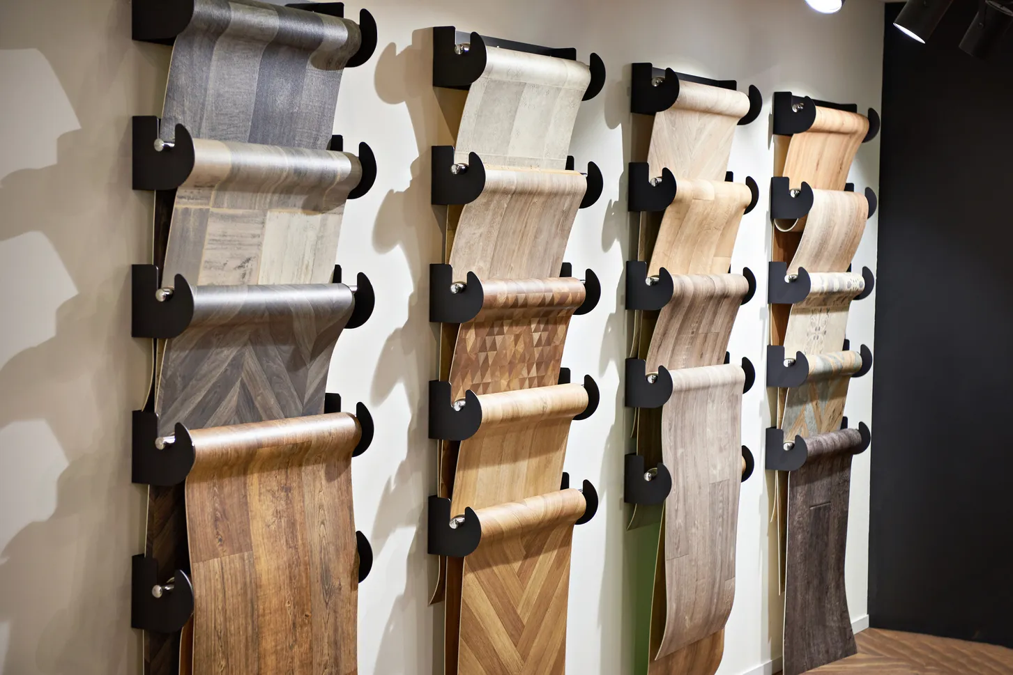 Showroom Gerflex et sol vinyle dans un intérieur contemporain au Maroc