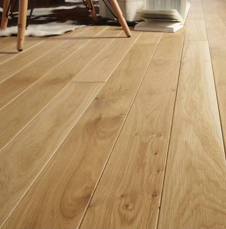 Parquet massif chêne posé dans un bureau design
