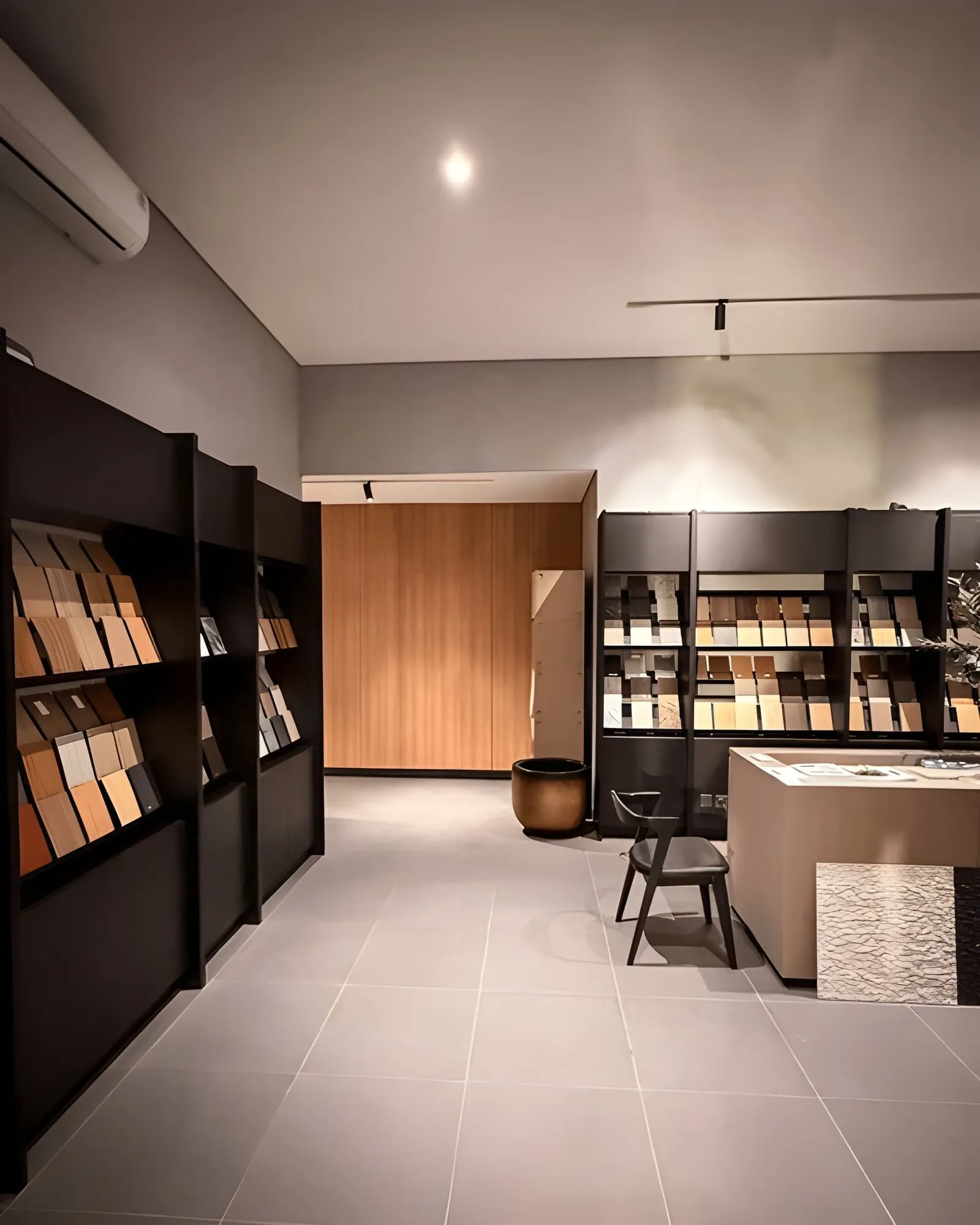 Parquet massif chêne dans un salon contemporain au Maroc