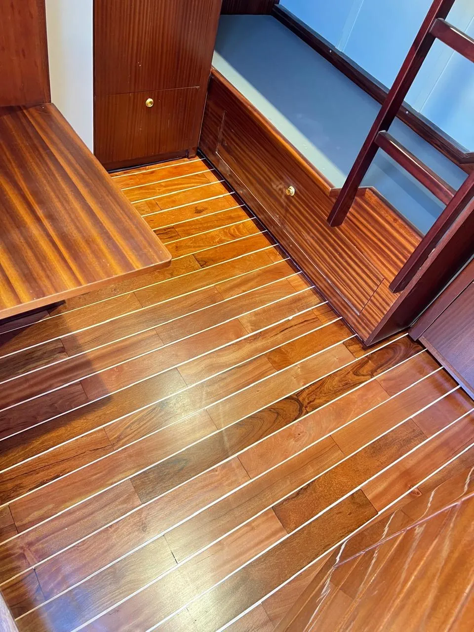 Parquet massif pont de bateau posé dans une chambre au Maroc