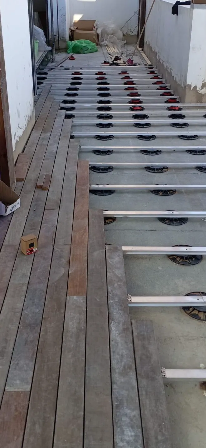Pose de structure de terrasse en bois au Maroc
