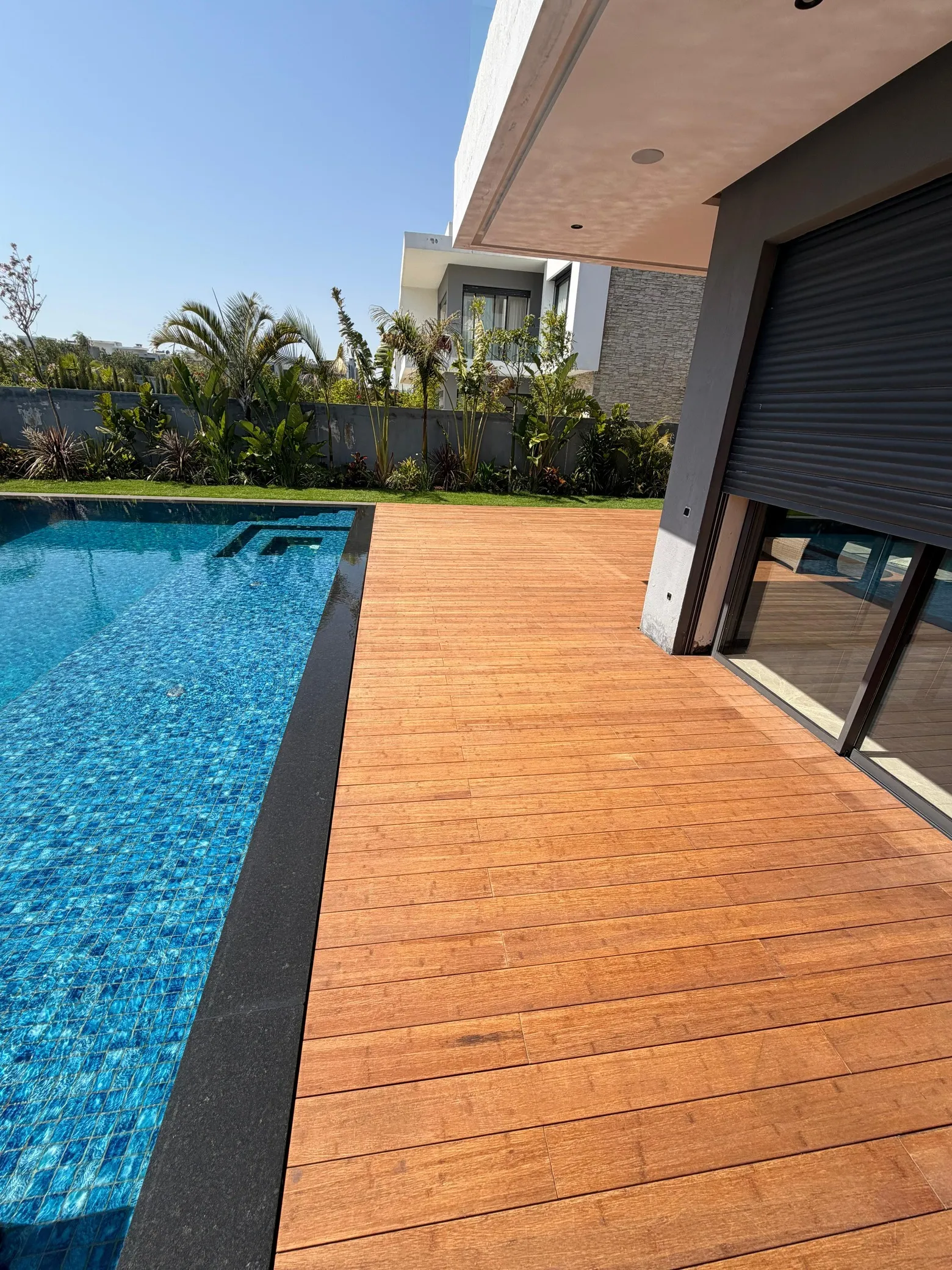 Détail terrasse en bois composite face piscine