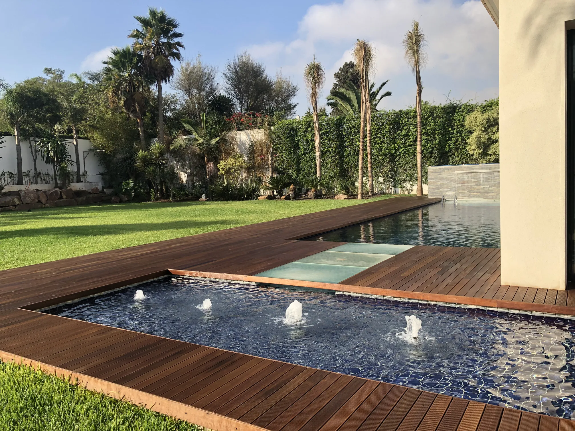 Terrasse en bois composite avec vue piscine au Maroc
